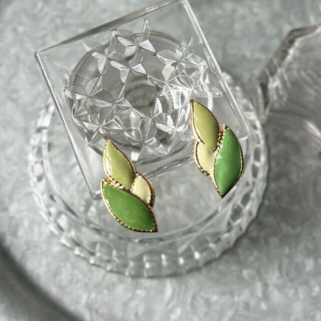 Y1266-ヴィンテージイヤリング U.S.A. 1970-80's Leaf Motif Green