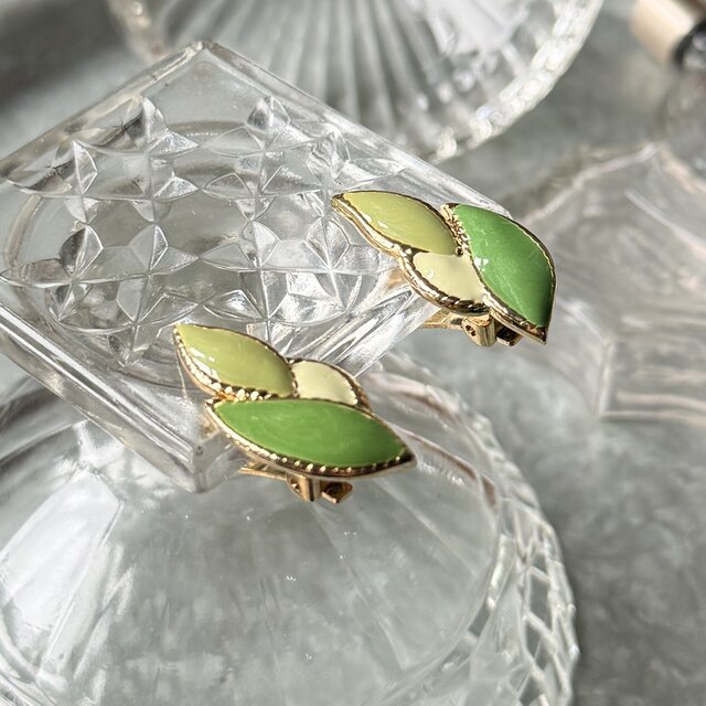 Y1266-ヴィンテージイヤリング U.S.A. 1970-80's Leaf Motif Green