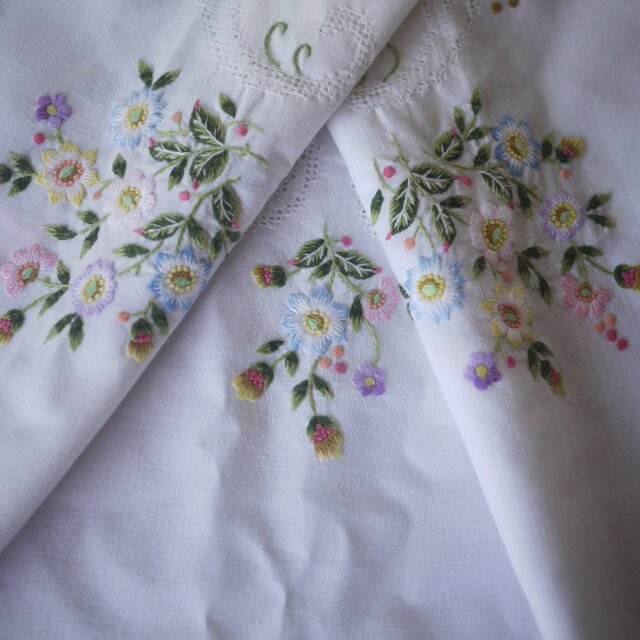 ヴィンテージ 手刺繍 花柄カットワーク テーブルクロス 小花刺繍 サテンステッチテーブルクロス ドイツヴィンテージ | iichi