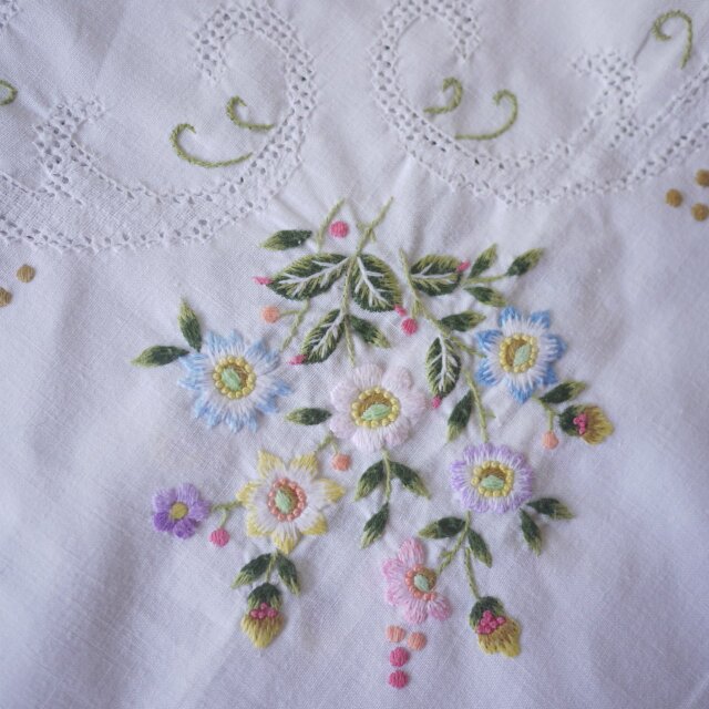 小花刺繍 サテンステッチテーブルクロス ドイツヴィンテージ | iichi