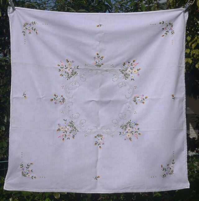 小花刺繍 サテンステッチテーブルクロス ドイツヴィンテージ | iichi