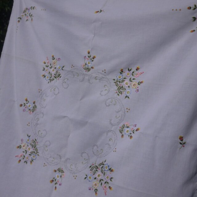 小花刺繍 サテンステッチテーブルクロス ドイツヴィンテージ | iichi 小花刺繍 サテンステッチテーブルクロス ドイツヴィンテージ | iichi