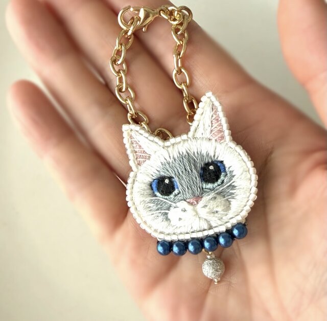 シャム猫 バッグチャーム】手刺繍 2way仕様(ブローチ) ブルーアイ 猫の