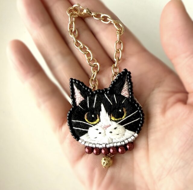 白黒ハチワレ バッグチャーム】手刺繍 2way仕様(ブローチ) ペット 猫の
