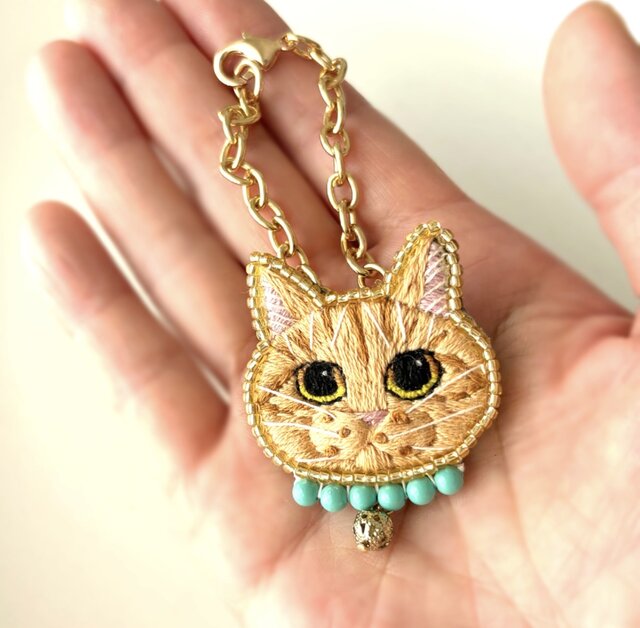 茶トラ バッグチャーム】手刺繍 2way仕様(ブローチ) 猫の日 うちの子