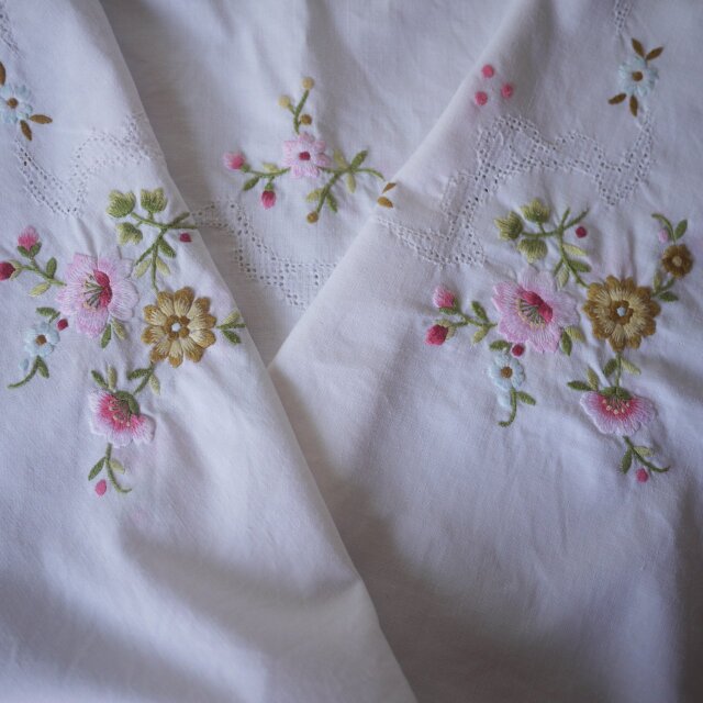 桜刺繍 サテンステッチテーブルクロス ドイツヴィンテージ | iichi