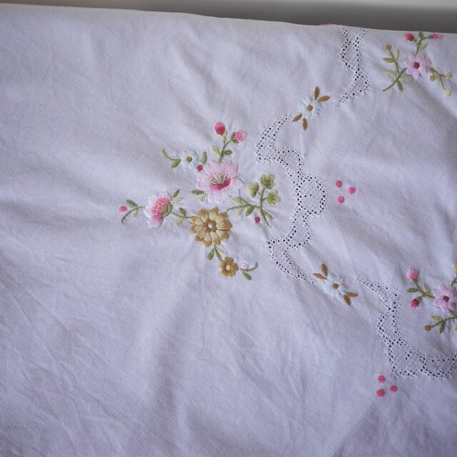 桜刺繍 サテンステッチテーブルクロス ドイツヴィンテージ | iichi