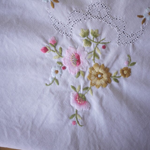 桜刺繍 サテンステッチテーブルクロス ドイツヴィンテージ | iichi