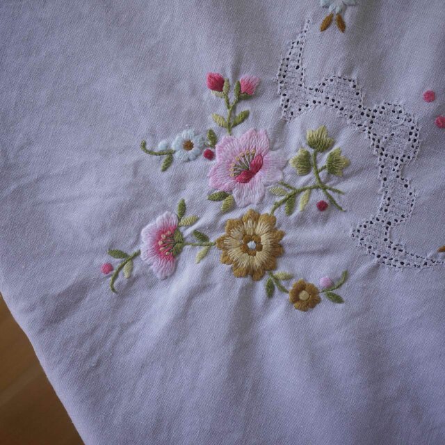 桜刺繍 サテンステッチテーブルクロス ドイツヴィンテージ | iichi