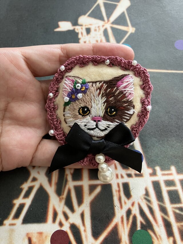猫刺繍ブローチ 三毛猫の笑み | iichi 日々の暮らしを心地よくする