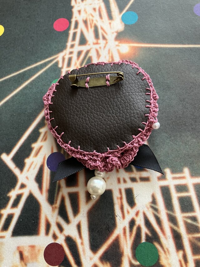 猫刺繍ブローチ 三毛猫の笑み | iichi 日々の暮らしを心地よくする