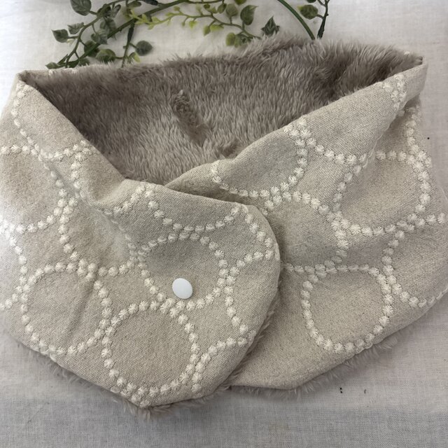 ハンドメイド☆ネックウォーマー北欧リネン生成りサークル刺繍ファ
