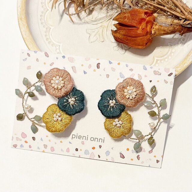 petit wreath お花リースの刺繍ピアス/イヤリング フックにも変更