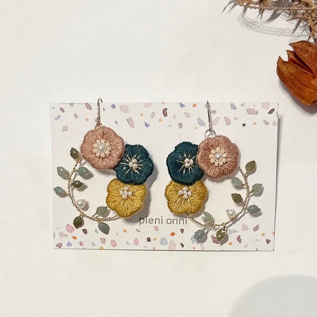 petit wreath お花リースの刺繍ピアス/イヤリング フックにも変更