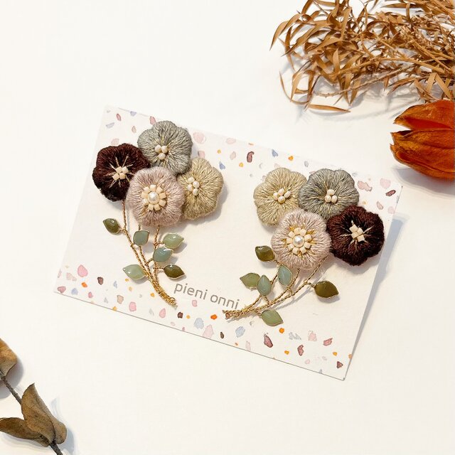 petit bouquet 小さなブーケの刺繍ピアス/イヤリング フックにも変更