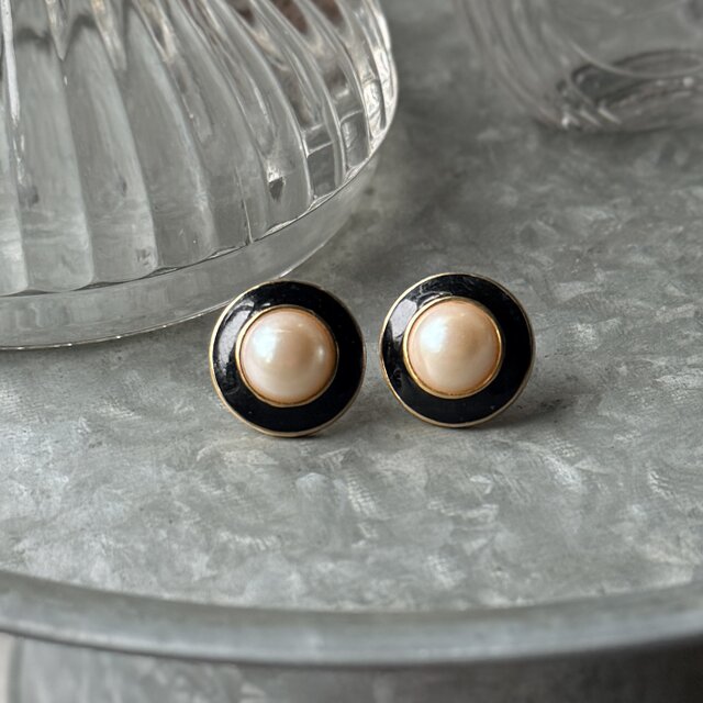ハンドメイドピアス1865 P850-ヴィンテージピアス U.S.A. 1980's Black Enamel & Faux Pearl