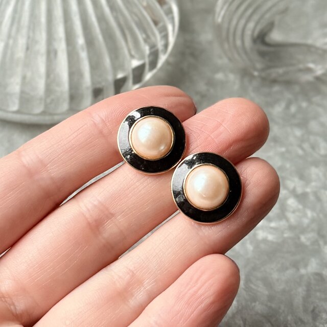 P850-ヴィンテージピアス U.S.A. 1980's Black Enamel & Faux Pearl