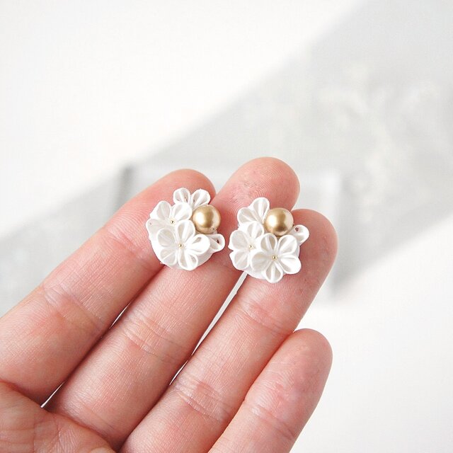 白桜 / ピアス / 白色 金色 フォーマル 和装 結婚式 入学式 卒業式 和