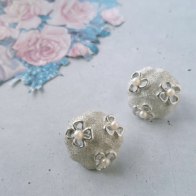 TRIFARI》openwork flower fauxpearl silver toneトリファリ