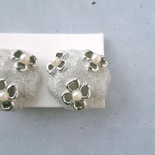 TRIFARI》openwork flower fauxpearl silver toneトリファリ