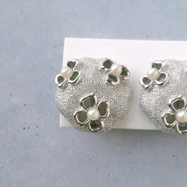 TRIFARI》openwork flower fauxpearl silver toneトリファリ