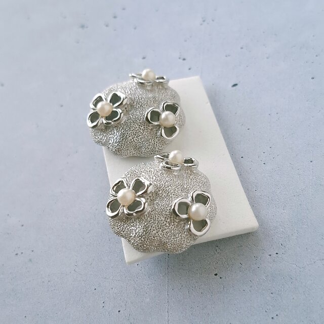 TRIFARI》openwork flower fauxpearl silver toneトリファリ