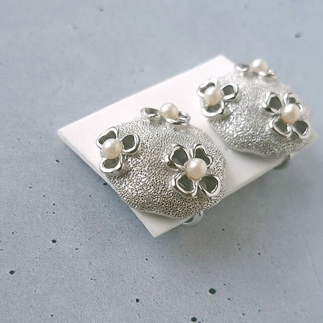 TRIFARI》openwork flower fauxpearl silver toneトリファリ