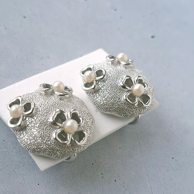 TRIFARI》openwork flower fauxpearl silver toneトリファリ