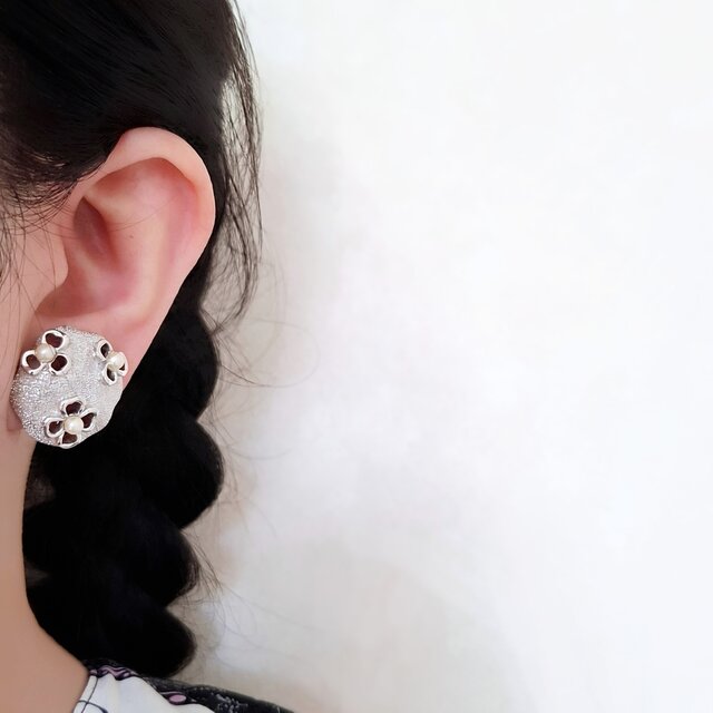 TRIFARI》openwork flower fauxpearl silver toneトリファリ