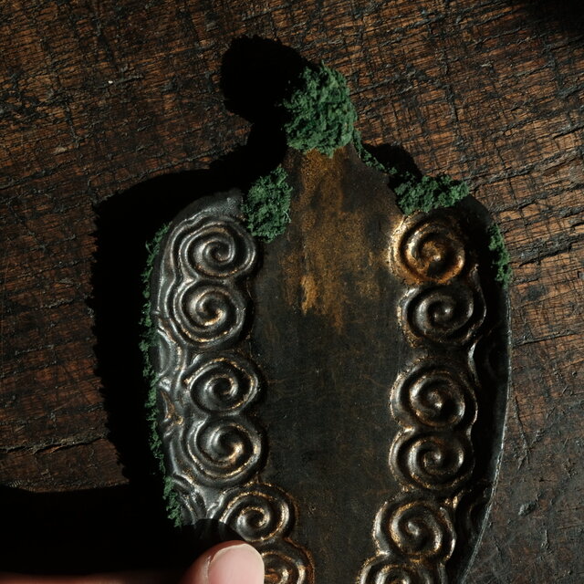 逸品　仏教美術　光背　放射光　古銅　江戸明治期　オブジェ　和骨董　アンティーク 時代光背に苔◇小物・アクセサリー置きとして。骨董 古美術 antiques