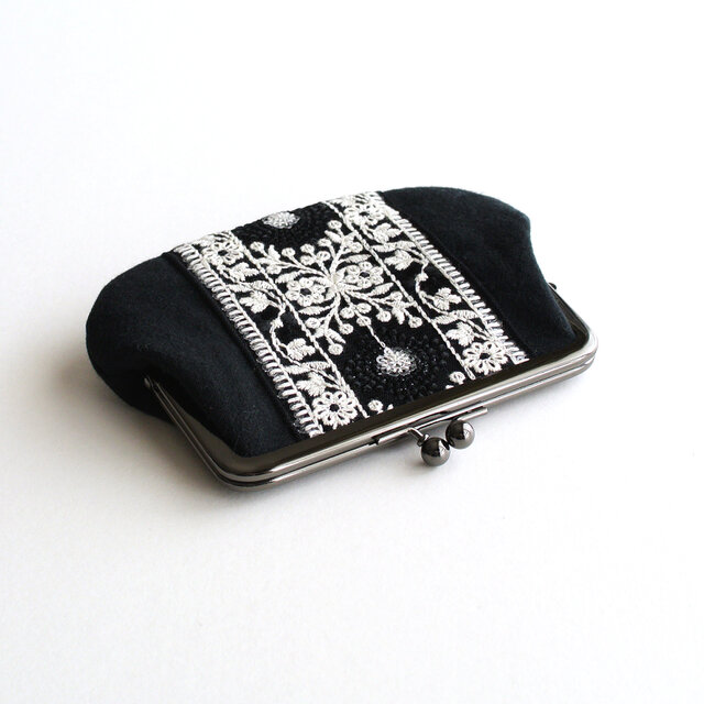 インド刺繍リボンのがま口ポーチ/お財布 ブラック | iichi 日々の