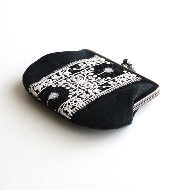 インド刺繍リボンのがま口ポーチ/お財布 ブラック | iichi 日々の