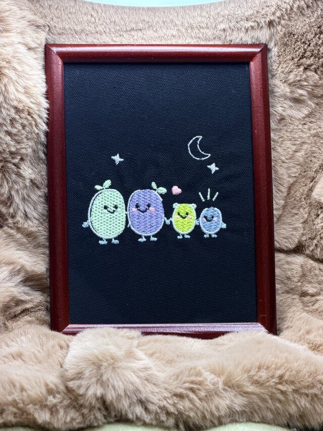 一点もの】なかよし4つ豆♡ 家族の刺繍アート 蓄光刺繍 インテリア