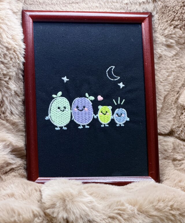 一点もの】なかよし4つ豆♡ 家族の刺繍アート 蓄光刺繍 インテリア