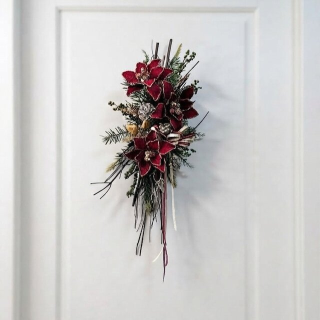 ポインセチア と ミツマタ の クリスマススワッグ / 北欧モダン 冬の壁