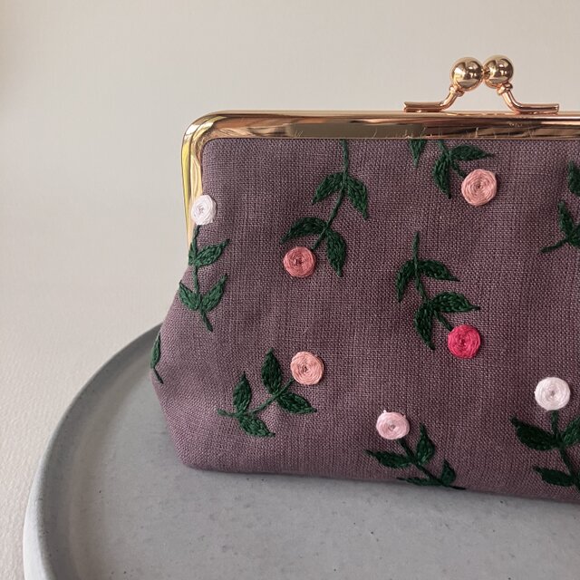 受注製作】ローズ 刺繍がま口ポーチ ローズモカ | iichi 日々の暮らし