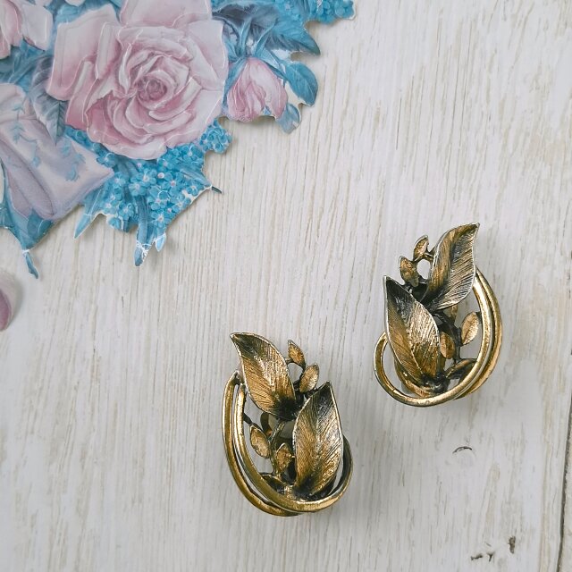ヨ*ん様 ヴィンテージ アクセサリー まとめ売り ブローチ イヤリング antique gold tone openwork leaf ヴィンテージイヤリング | iichi