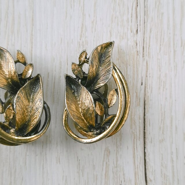 antique gold tone openwork leaf ヴィンテージイヤリング | iichi