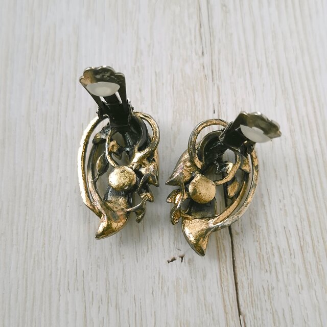 antique gold tone openwork leaf ヴィンテージイヤリング | iichi