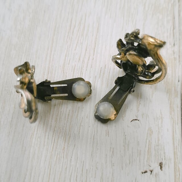 antique gold tone openwork leaf ヴィンテージイヤリング | iichi