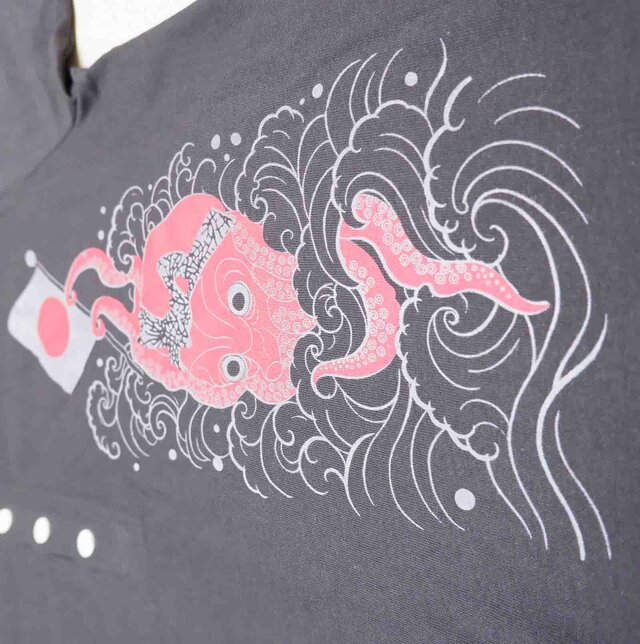 蛸と波」手刷りヘンリーネックTシャツ｜抜染プリント・日の丸
