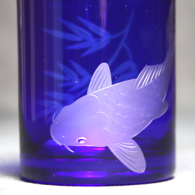 ♡※前Cb1007 和ガラス 鯉型グラス 工芸品 装飾品 ガラス工芸 約30cm 蕨硝子 緑陰の鯉 鯉のロックグラス 被せガラス 瑠璃色 | iichi 日々の