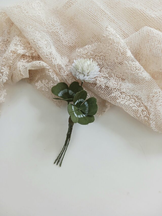 染め布花＊しろつめくさと四つ葉のクローバーのコサージュ | iichi