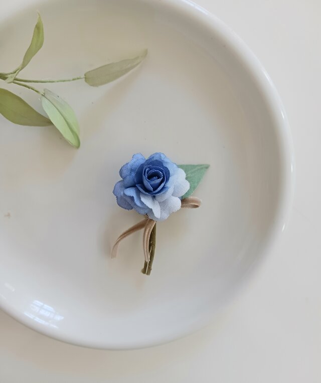 染め布花＊小さな贈り物・青いミニ薔薇のコサージュ | iichi 日々の