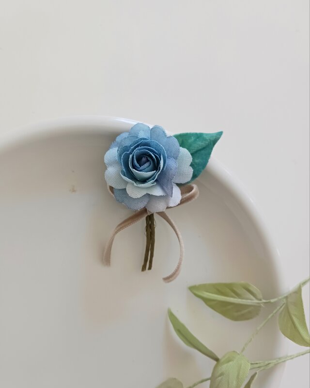 染め布花＊小さな贈り物・青いミニ薔薇のコサージュ② | iichi 日々の