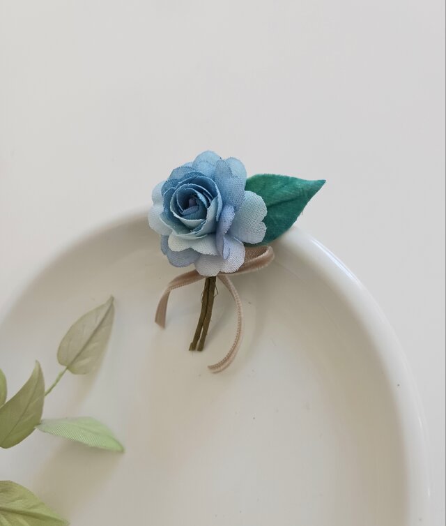染め布花＊小さな贈り物・青いミニ薔薇のコサージュ② | iichi 日々の