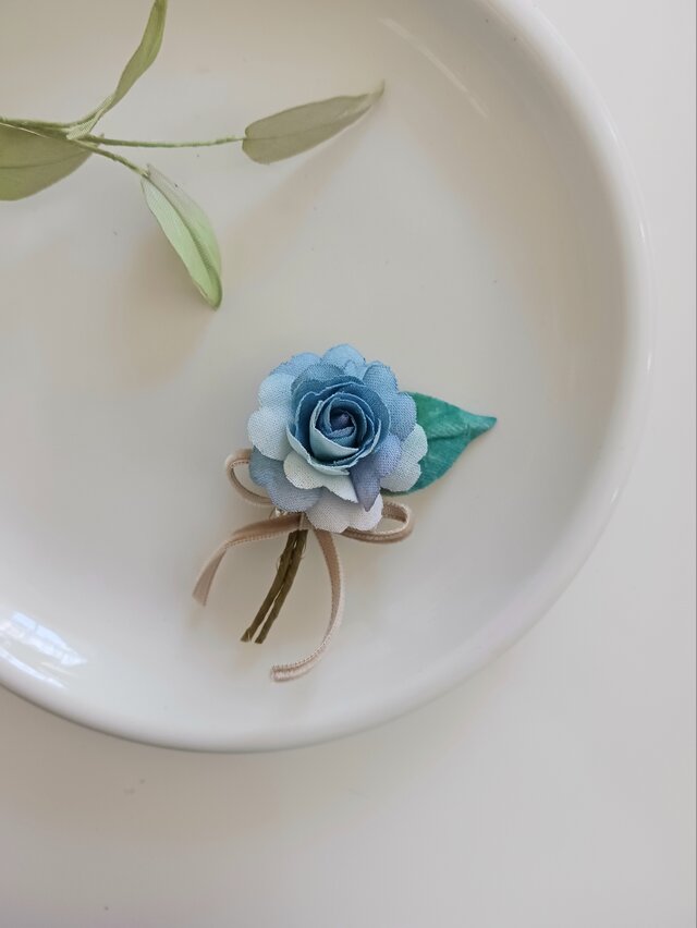 染め布花＊小さな贈り物・青いミニ薔薇のコサージュ② | iichi 日々の