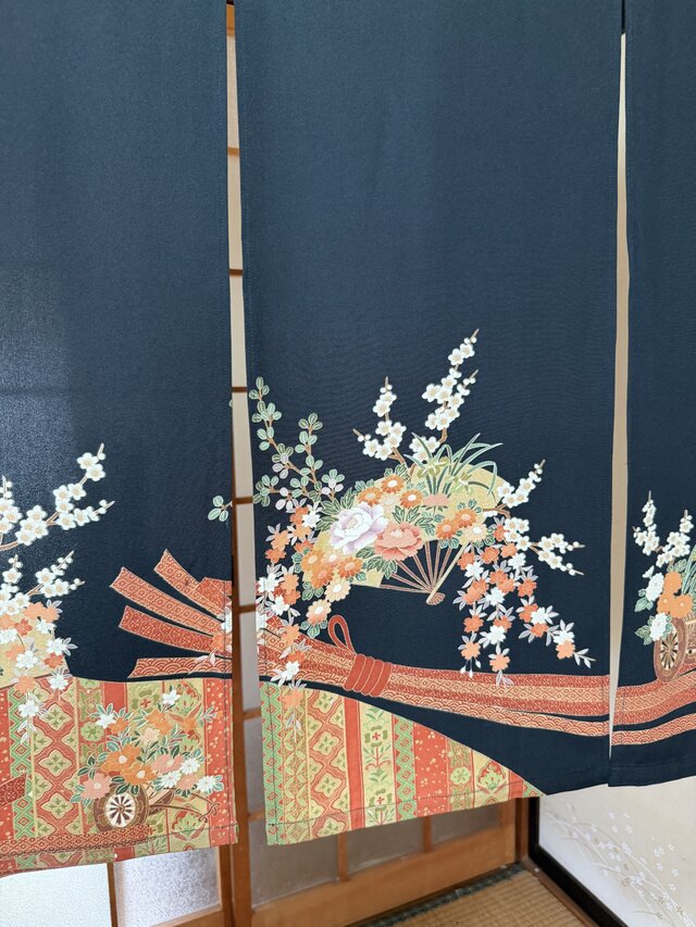 着物留袖リメイク暖簾 | iichi 日々の暮らしを心地よくする