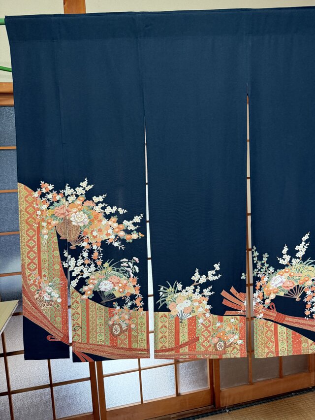 着物留袖リメイク暖簾 | iichi 日々の暮らしを心地よくする