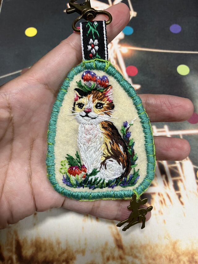 タ*ー様 ハンドメイド刺繍チャーム　三毛猫さん 三毛猫の刺繍チャーム・ブローチ 森の番人の猫 | iichi 日々の暮らしを